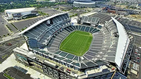 “湖人急切调整阵容，里夫斯转会刻不容缓！场均得分26.2分垫底，联盟排名仅次三甲！”